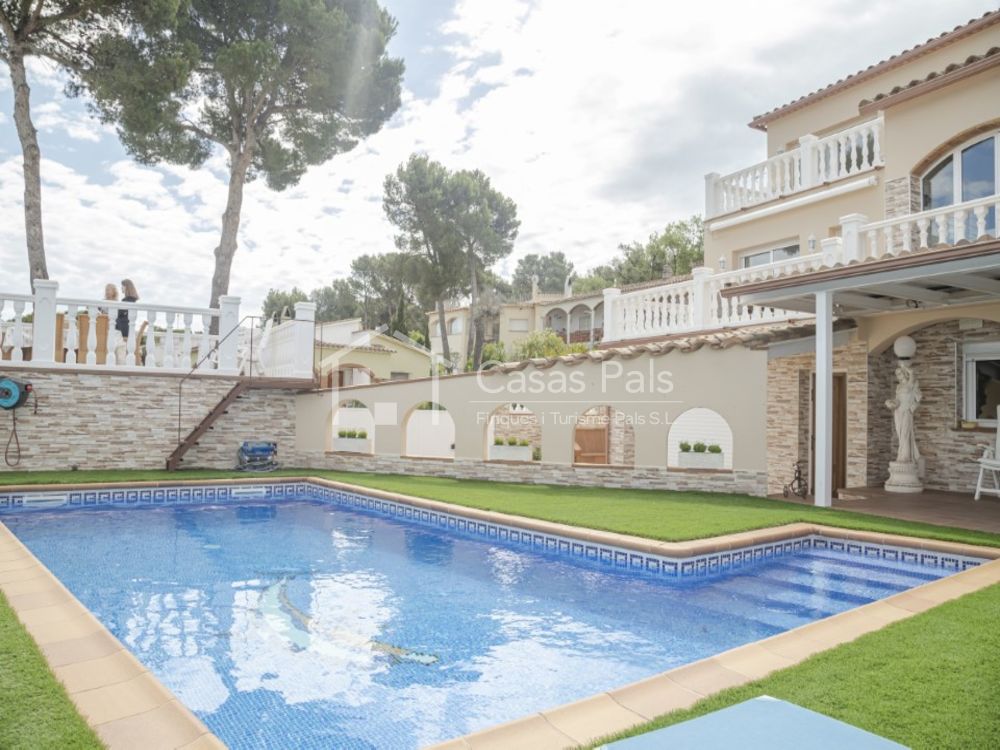 Bonita casa con piscina y preciosa vista panorámica al mar y la montaña en Pals (Costa Brava)