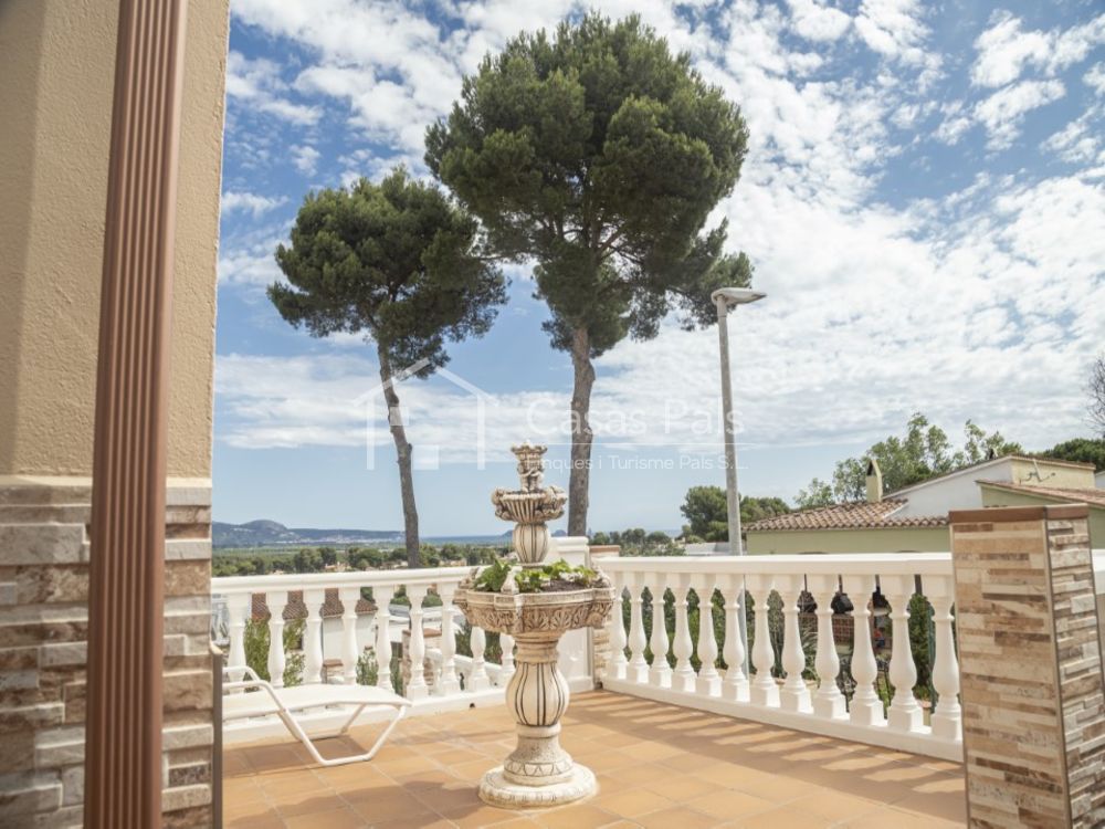 Bonita casa con piscina y preciosa vista panorámica al mar y la montaña en Pals (Costa Brava)