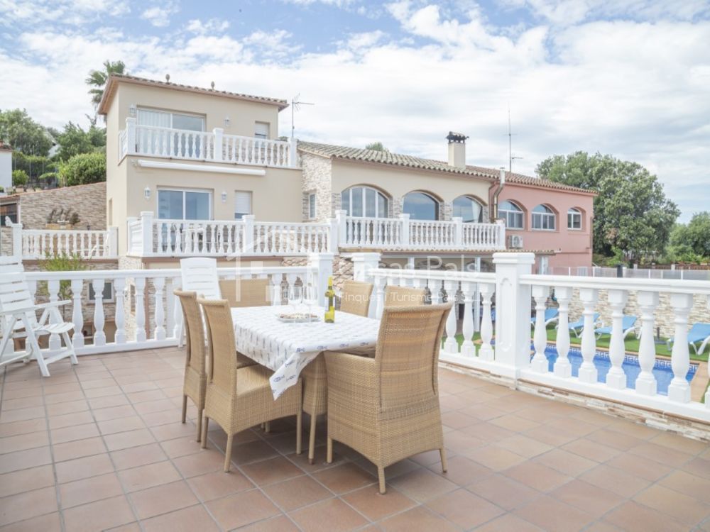 Schönes Haus mit Pool und wunderschönem Panoramablick auf das Meer und die Berge in  Pals (Costa Brava)
