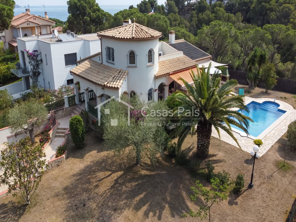 Bonica casa planta baixa amb gran jardí i piscina al cor Costa Brava