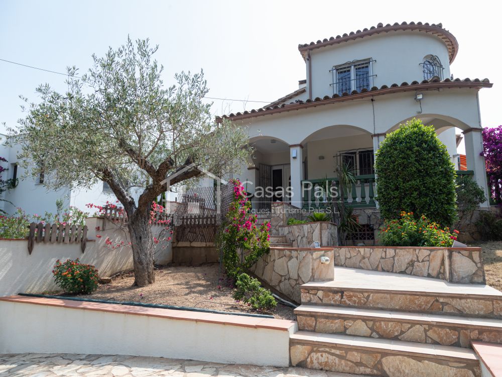 Beautiful ground floor house with large garden and pool in the heart of the Costa Brava