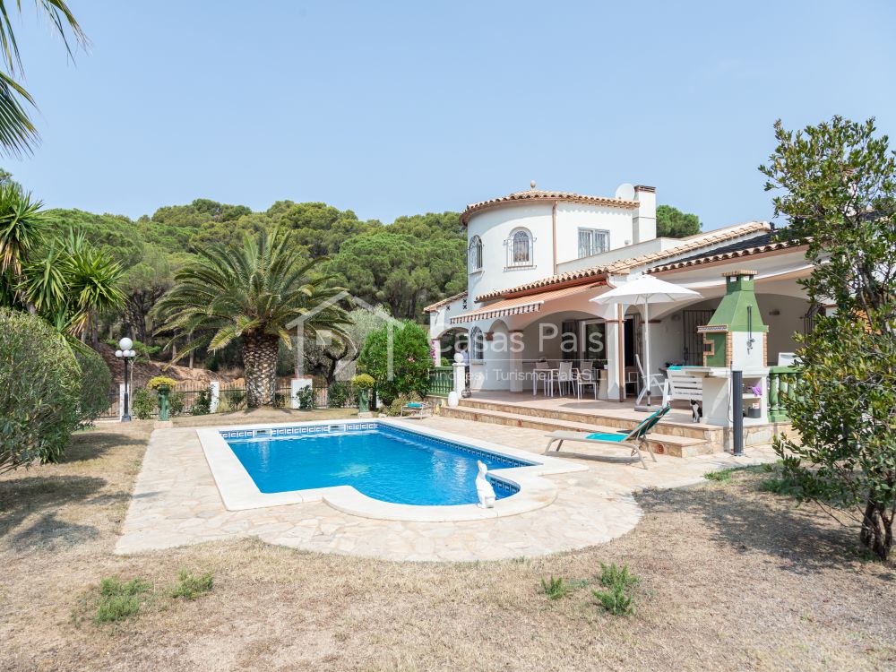 Beautiful ground floor house with large garden and pool in the heart of the Costa Brava