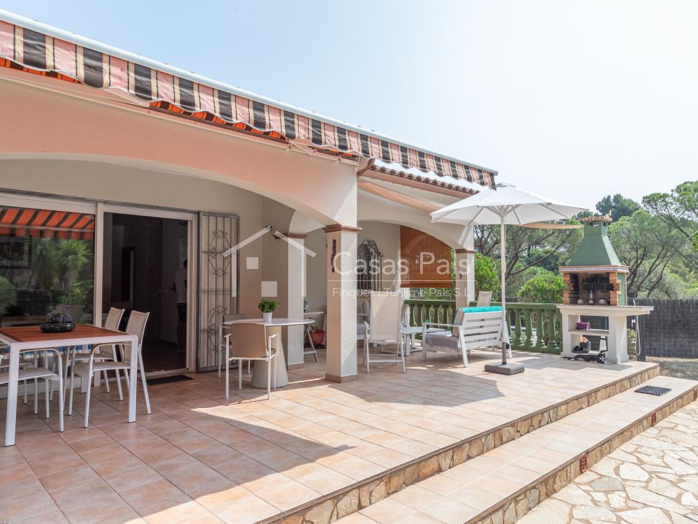 Bonica casa planta baixa amb gran jardí i piscina al cor Costa Brava