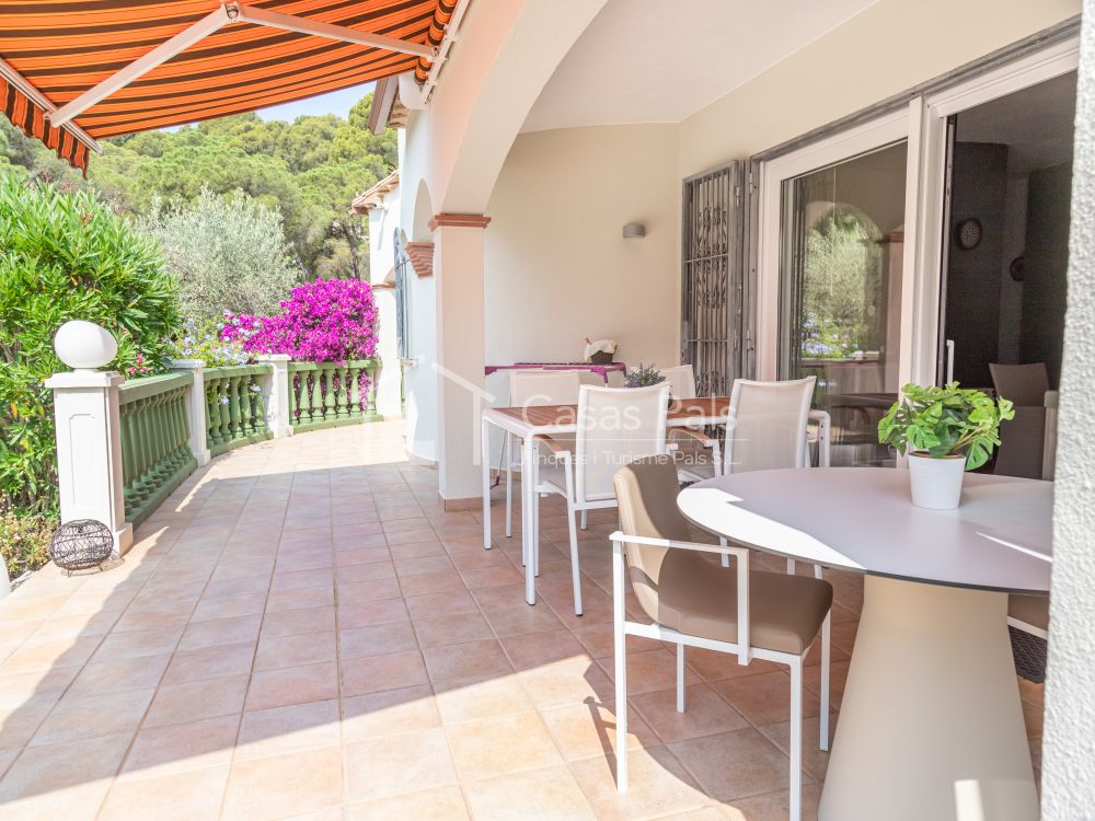 Bonita casa planta baja con gran jardín y piscina en el corazón Costa Brava