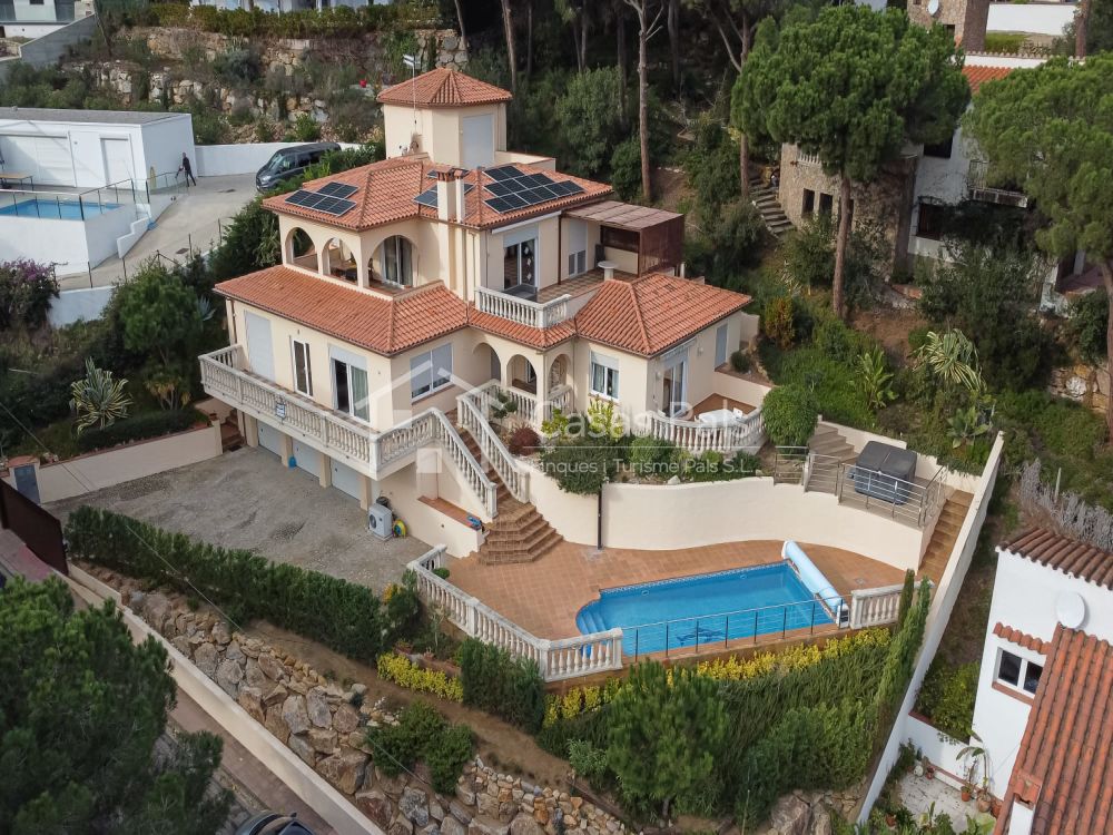 Large villa with sea views on Pals beach