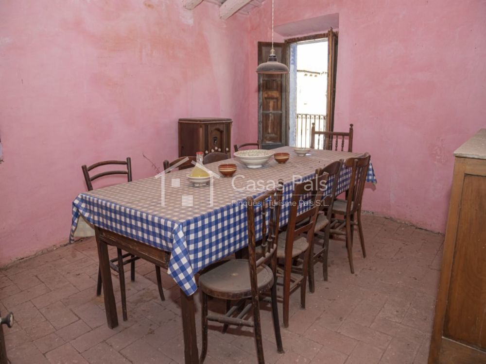 Casa de pueblo para reformar en Ullastret, en el corazón de l'Empordà