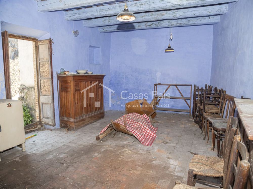 Casa de pueblo para reformar en Ullastret, en el corazón de l'Empordà