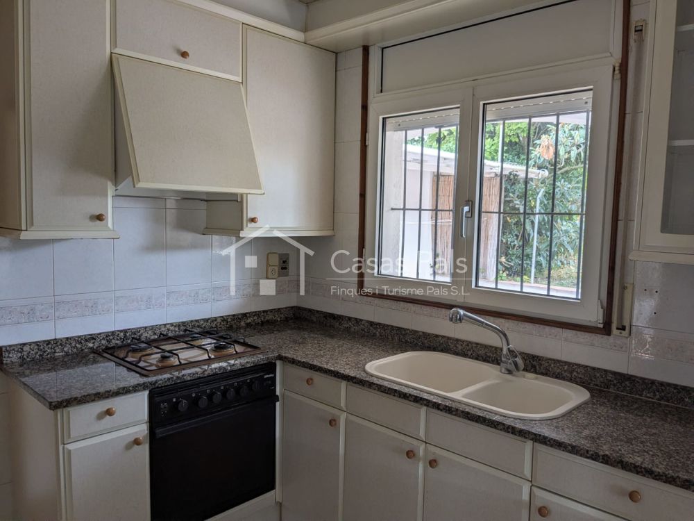 Casa independent situada en una tranquil·la zona residencial de Palafrugell.