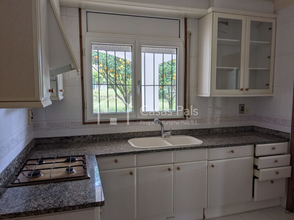 Casa independent situada en una tranquil·la zona residencial de Palafrugell.