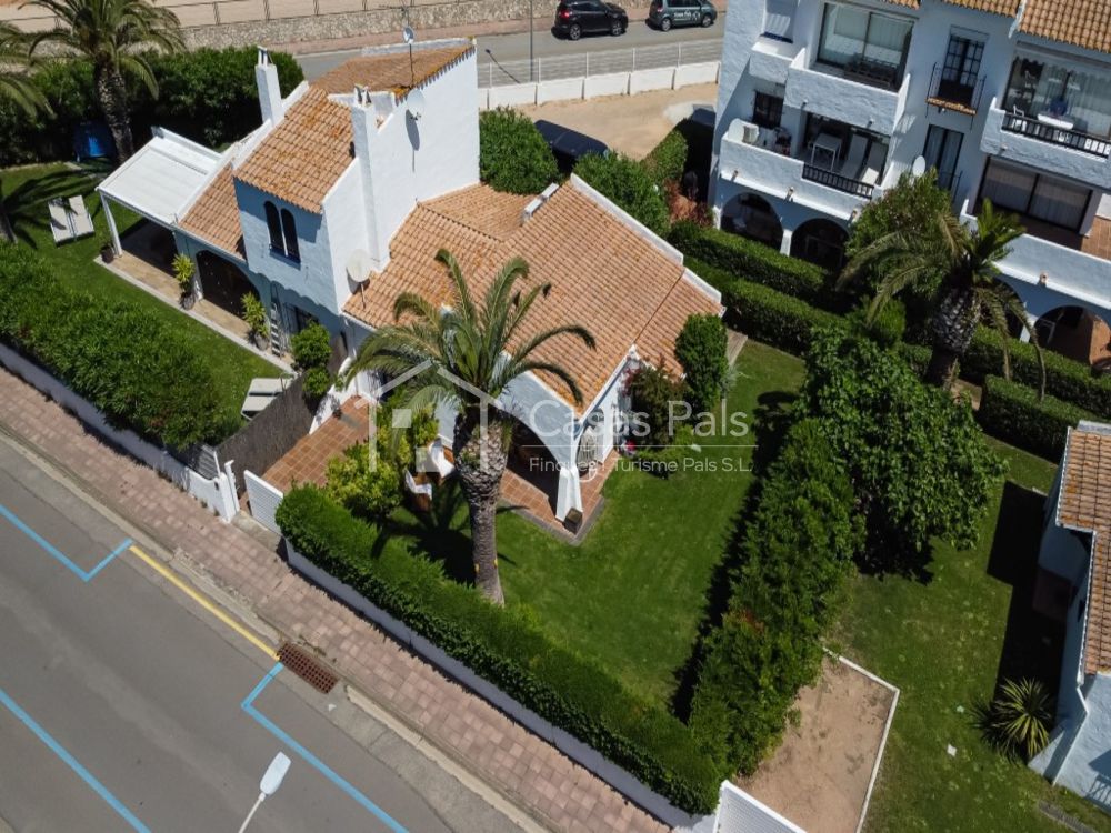Casa adossada amb piscina comunitària, a Pals