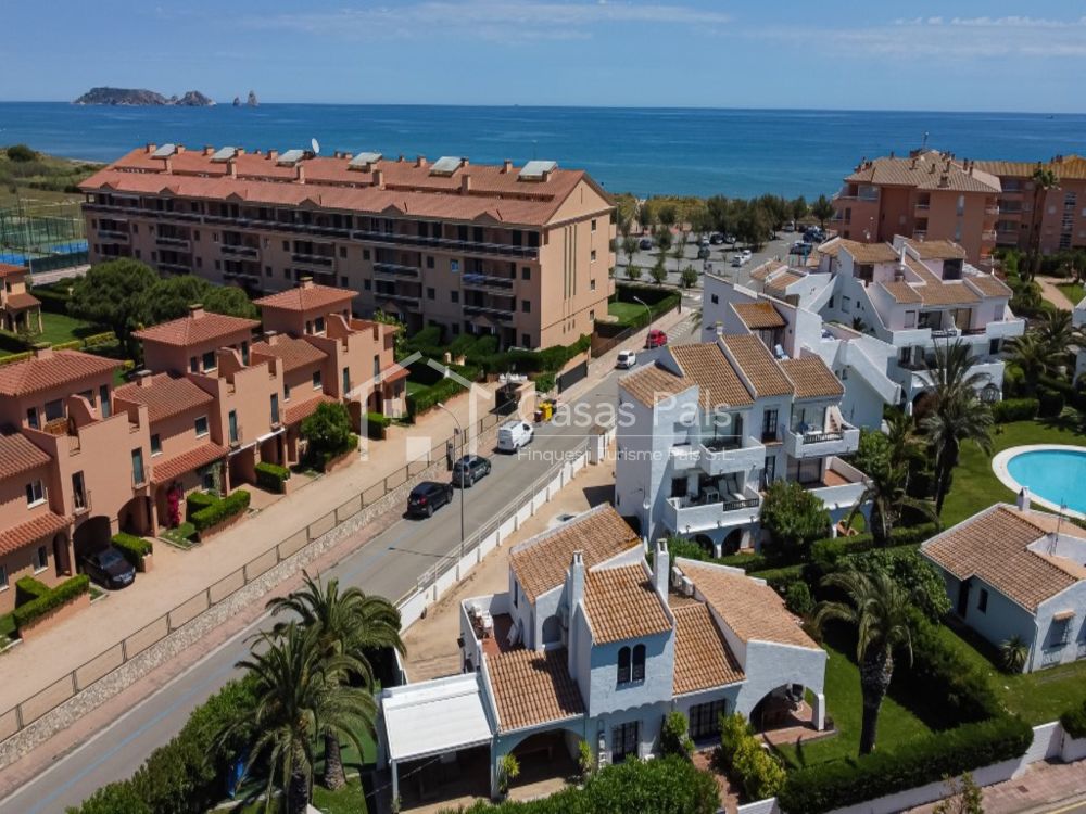 Casa adossada amb piscina comunitària, a Pals