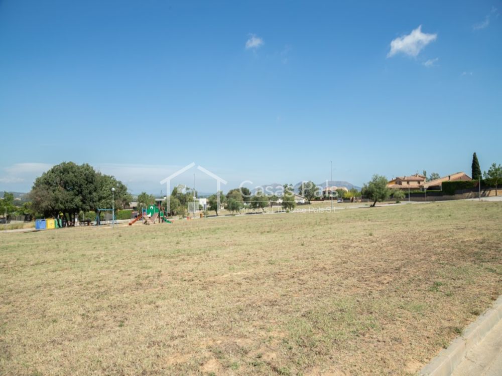 Terreno soleado en una zona tranquila de Pals (Costa Brava).