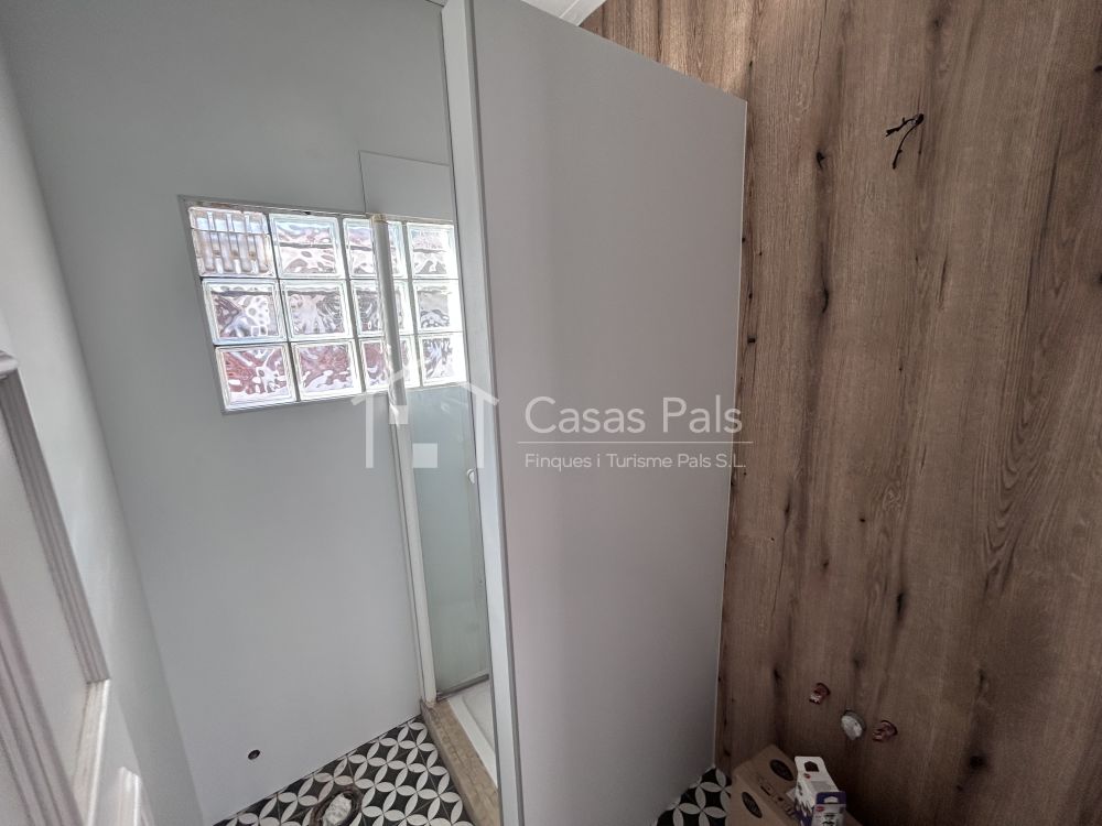Xalet reformat amb piscina i jardí a Pals