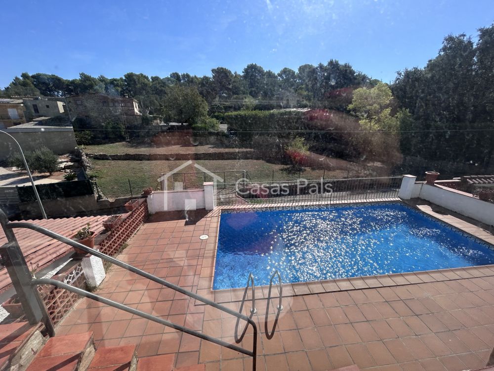 Xalet reformat amb piscina i jardí a Pals