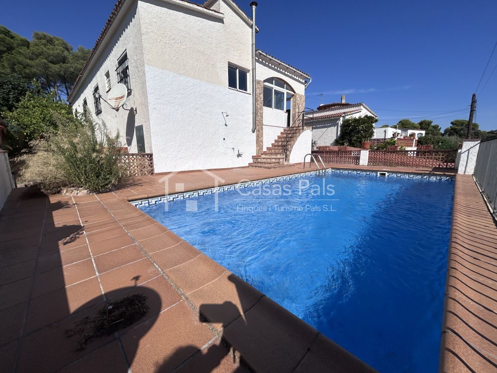 Xalet reformat amb piscina i jardí a Pals