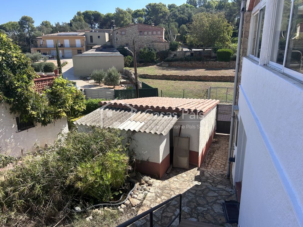 Xalet reformat amb piscina i jardí a Pals