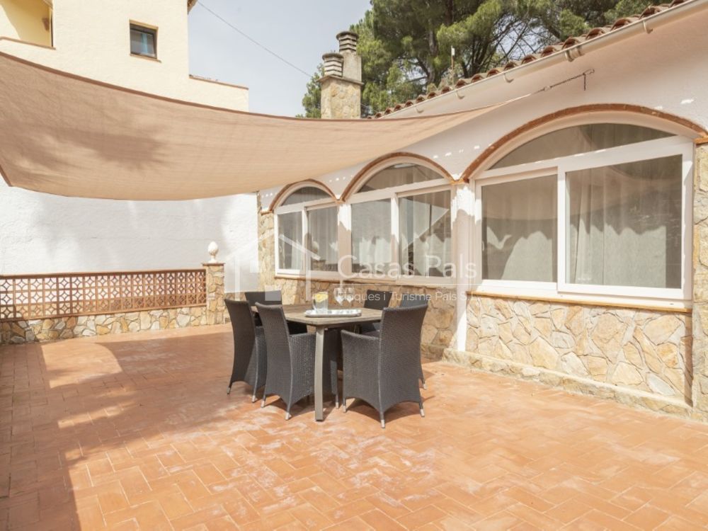 Bonica casa planta baixa amb gran jardí i piscina a la Urbanització Mas Tomasi de Pals (Costa Brava).