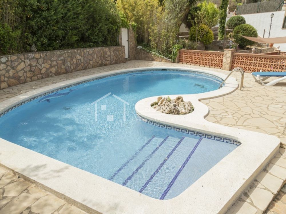 Bonita casa planta baja con gran jardín y piscina en la Urbanización Mas Tomasi de Pals (Costa Brava).