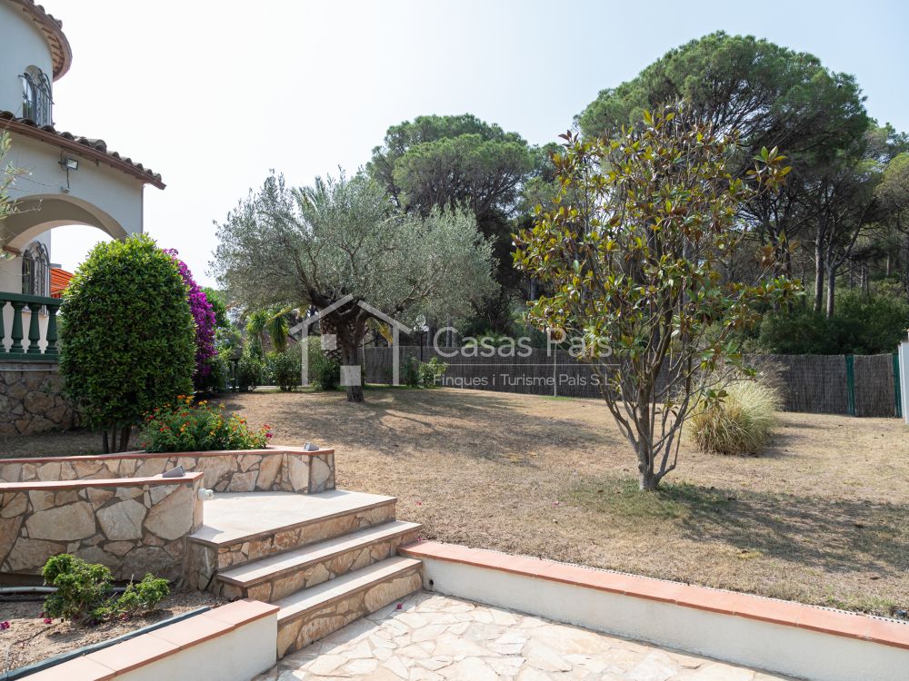 Bonita casa planta baja con gran jardín y piscina en el corazón Costa Brava