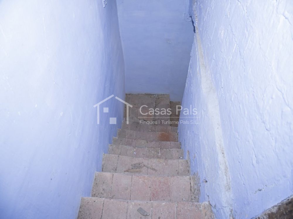 Casa de pueblo para reformar en Ullastret, en el corazón de l'Empordà