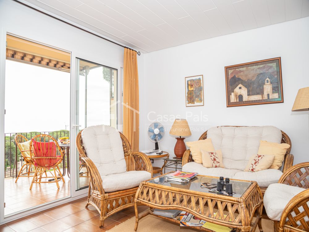 Apartment with fantastic sea views just 10 minutes walking from the beach