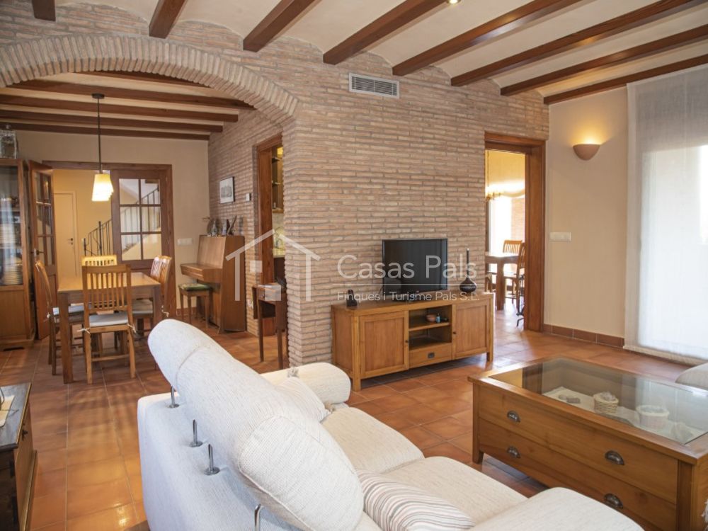 Magnificent property near the best beaches of the Costa Brava and in a quiet and well-connected environment.