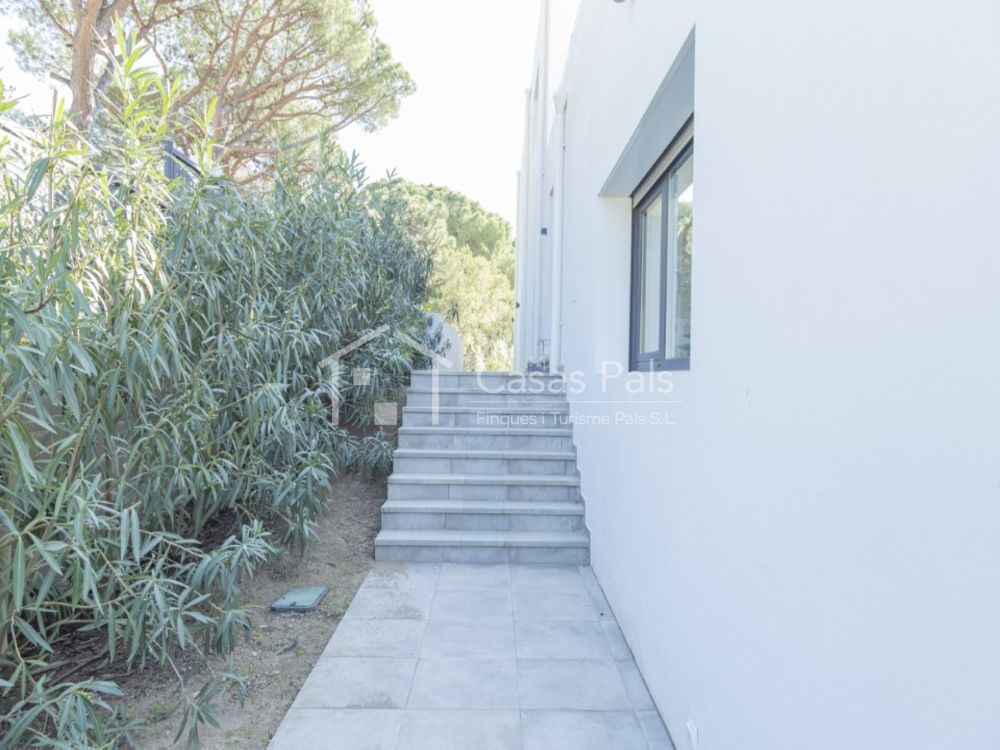 Magnifique maison à 5 minutes de la plage de Pals dans un style minimaliste et de construction récente