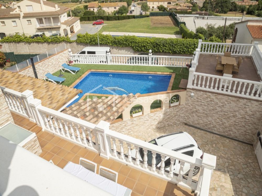 Bonica casa amb piscina i preciosa vista panoràmica al mar i la muntanya a Pals (Costa Brava).