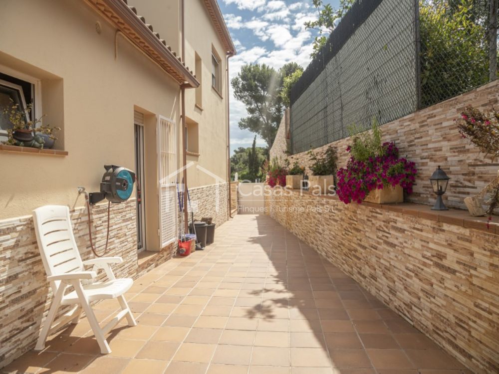 Bonita casa con piscina y preciosa vista panorámica al mar y la montaña en Pals (Costa Brava)