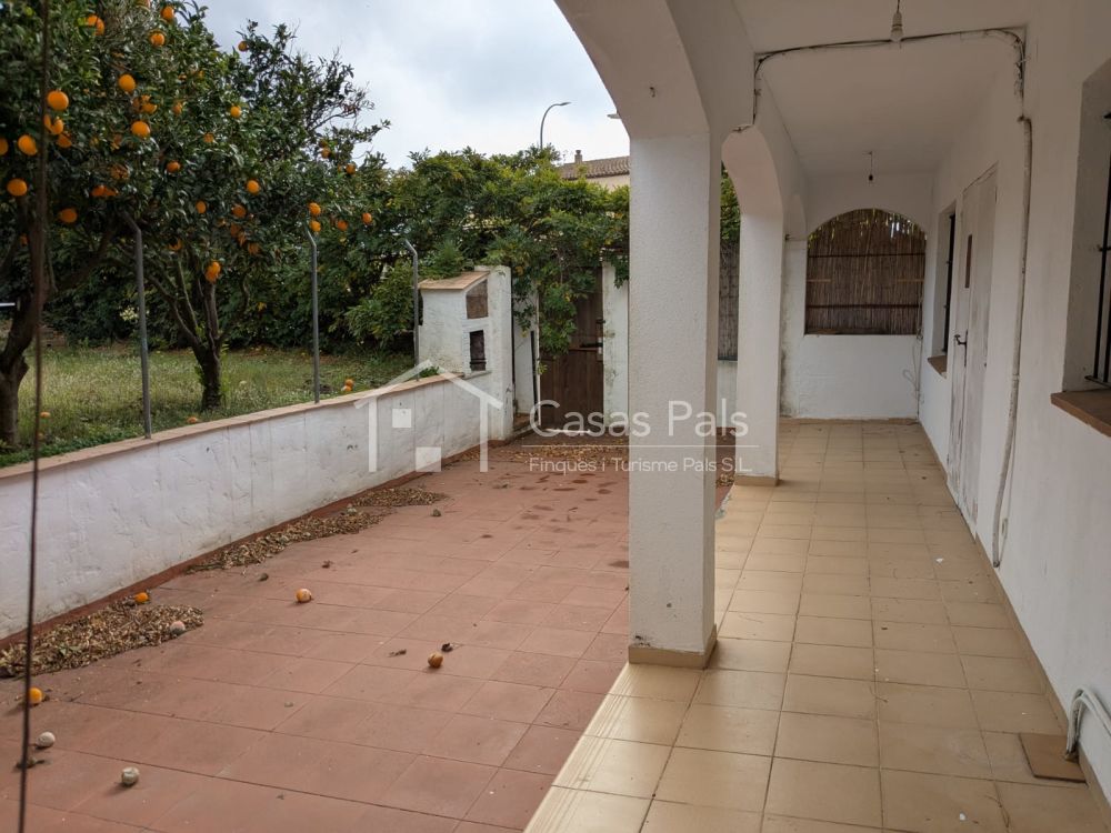 Casa independent situada en una tranquil·la zona residencial de Palafrugell.
