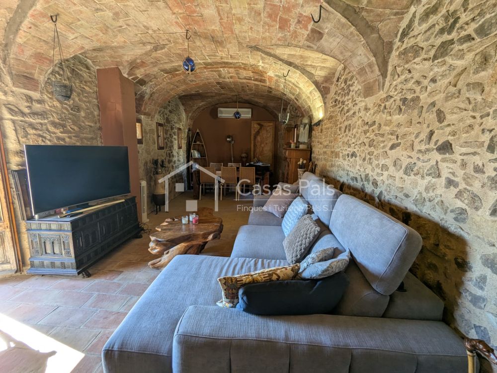 Casa de poble al centre de Torrent (Costa Brava)