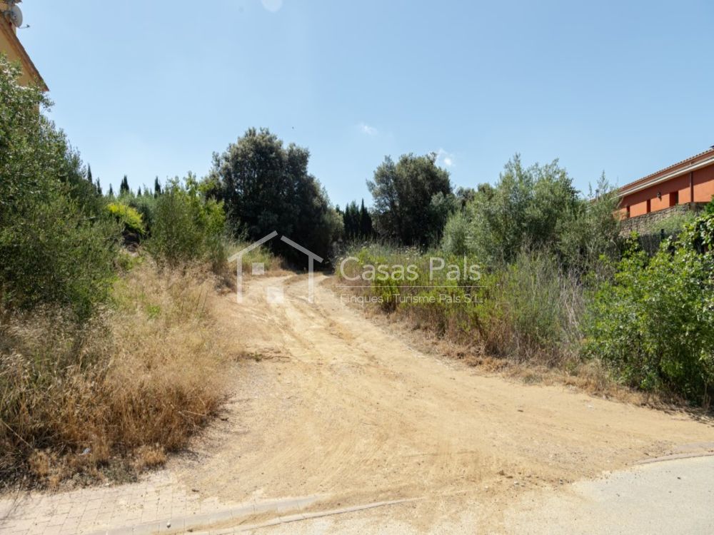 Terreno soleado en una zona tranquila de Pals (Costa Brava).