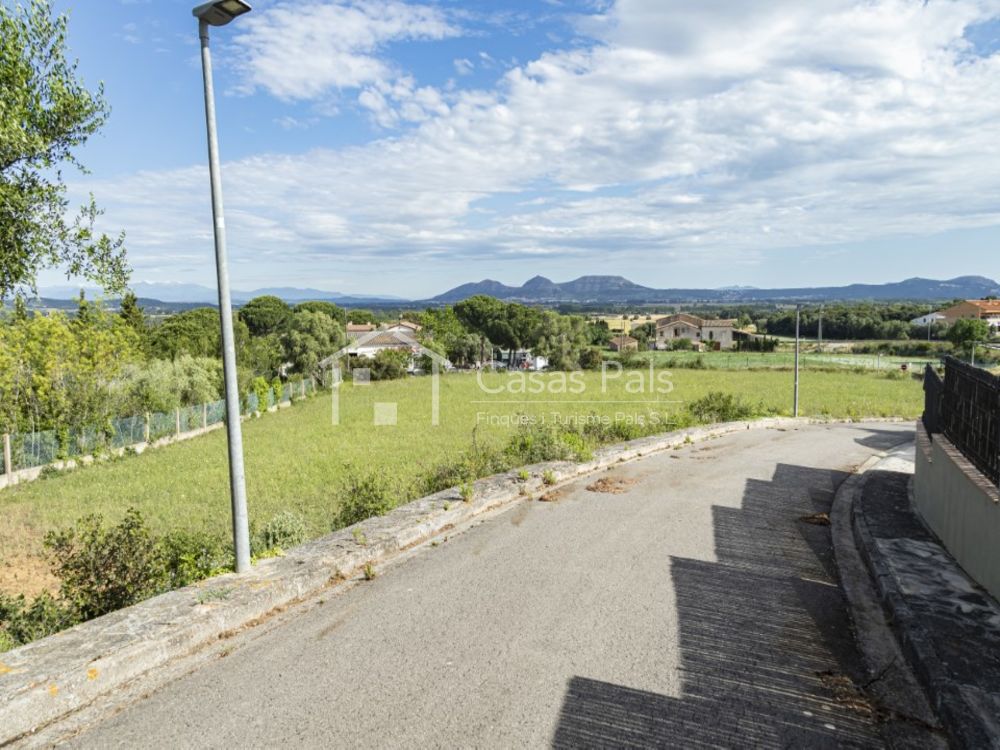 Terreno soleado en zona residencial en Pals (Costa Brava)