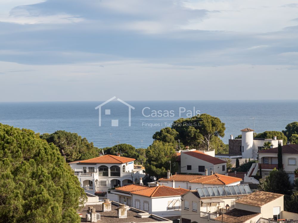 Large villa with sea views on Pals beach