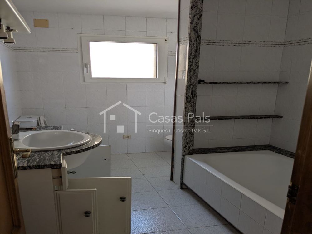 Casa independent situada en una tranquil·la zona residencial de Palafrugell.