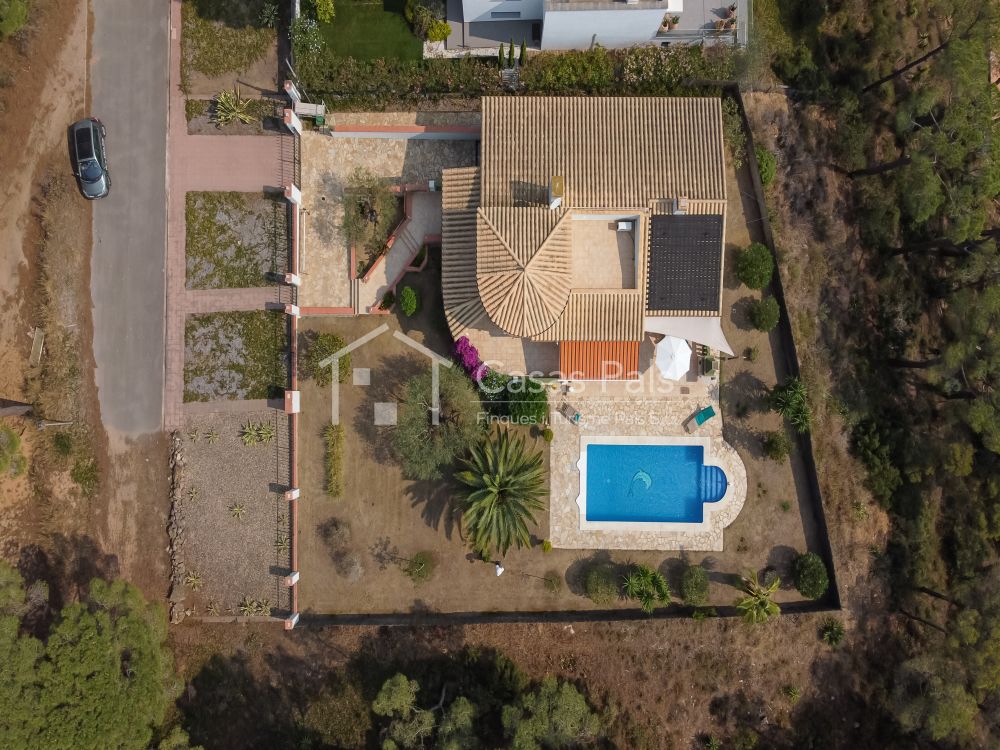 Bonica casa planta baixa amb gran jardí i piscina al cor Costa Brava