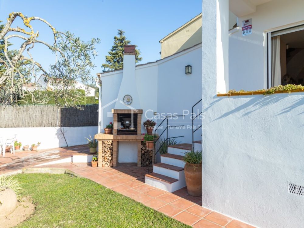 House with garden in Esclanyà