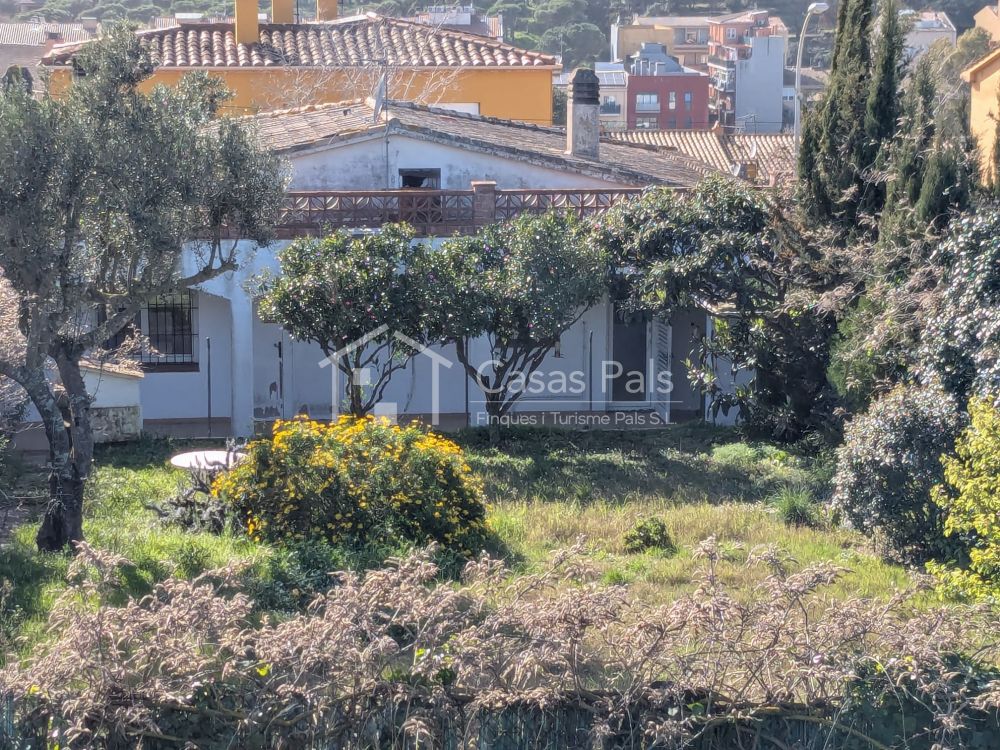 Casa independent situada en una tranquil·la zona residencial de Palafrugell.