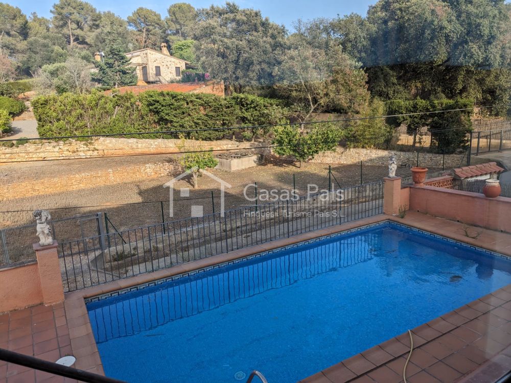 Spacious house with private garden and a magnificent pool in Mas Tomasi