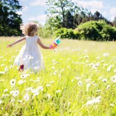 Little-girl-running-795505_1920