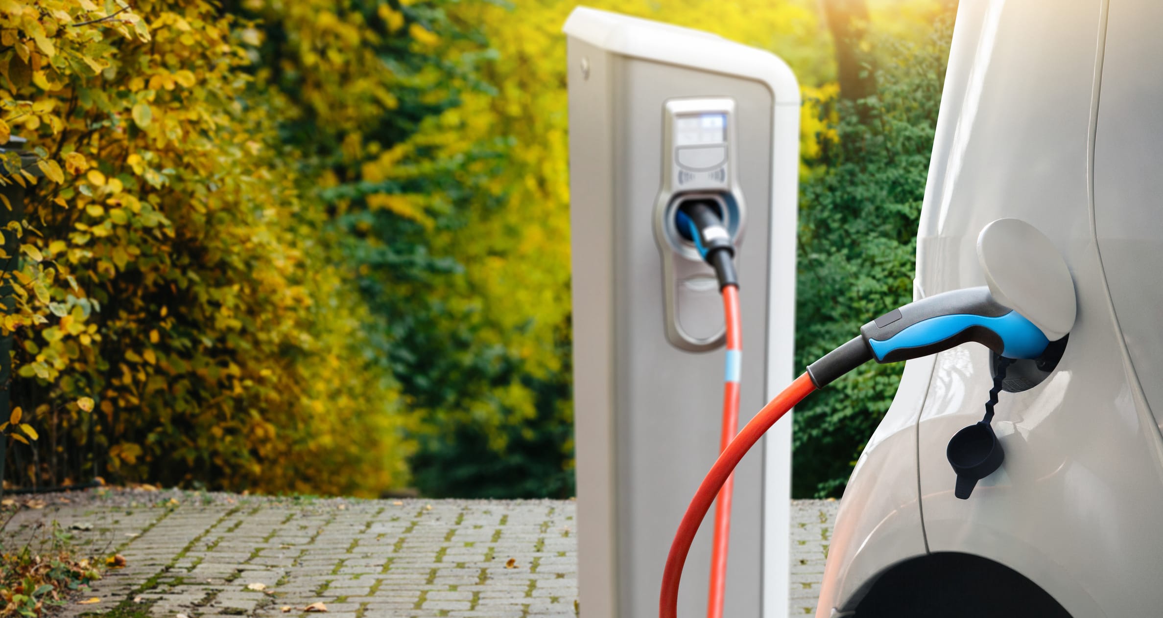 Véhicule hybride rechargeable ou véhicule électrique : comment choisir ?