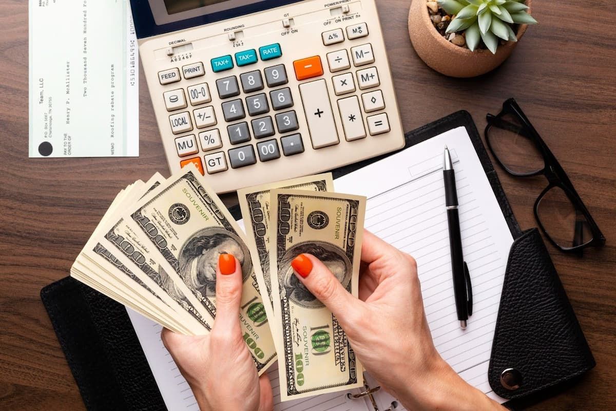 Entrepreneur tracking cash flow