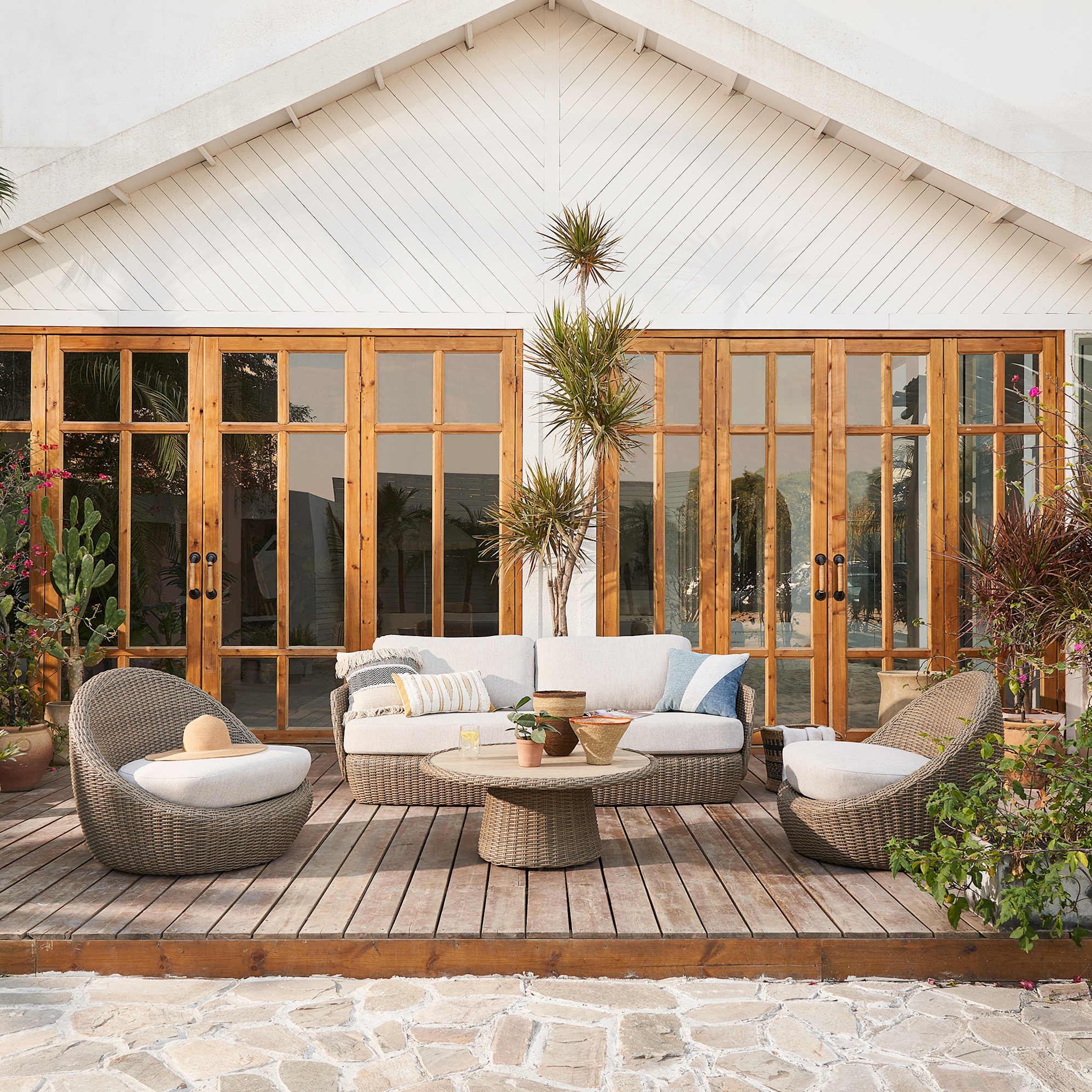 Malta Outdoor Round Pedestal Coffee Table 3