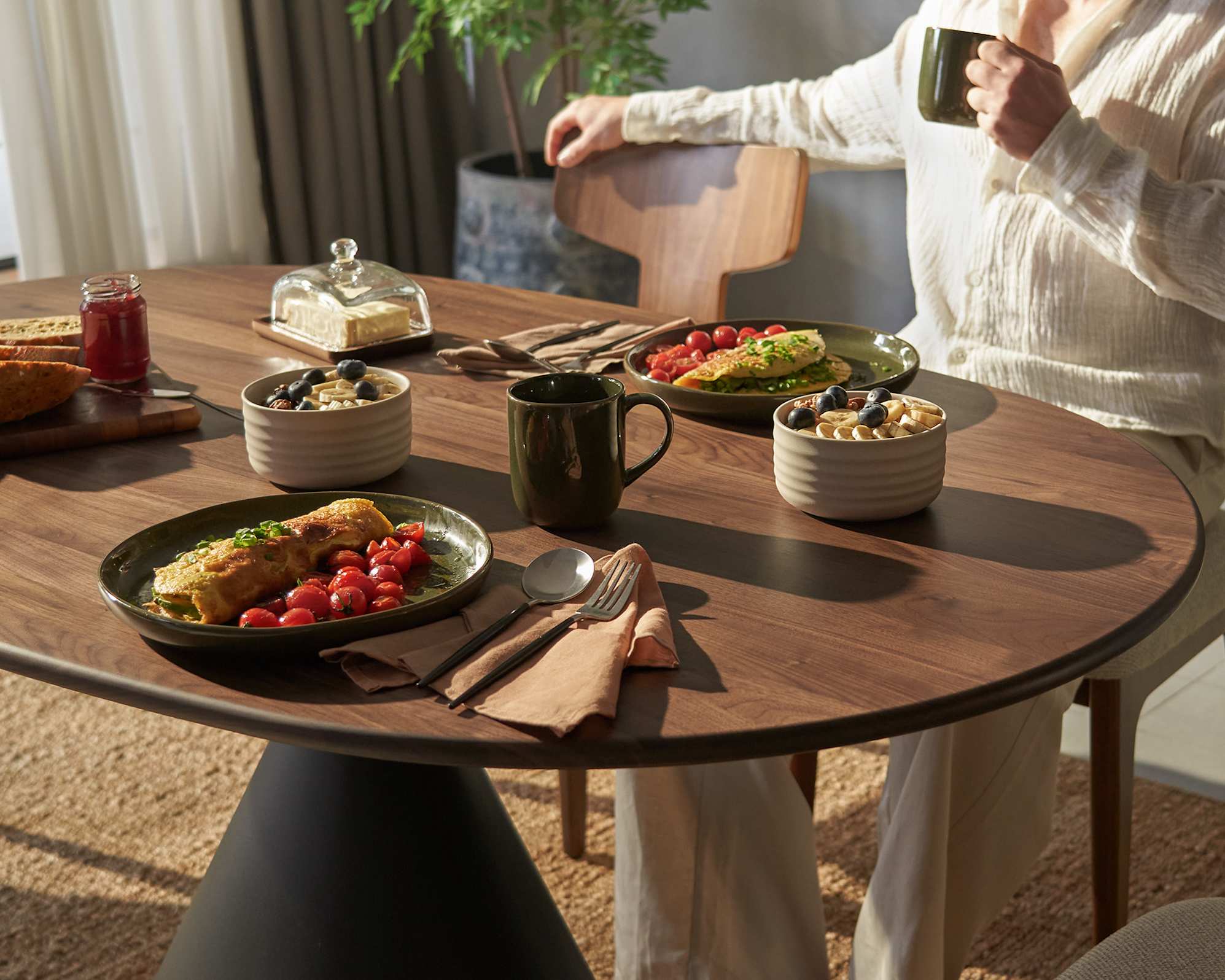 Forma Oval Dining Table 2
