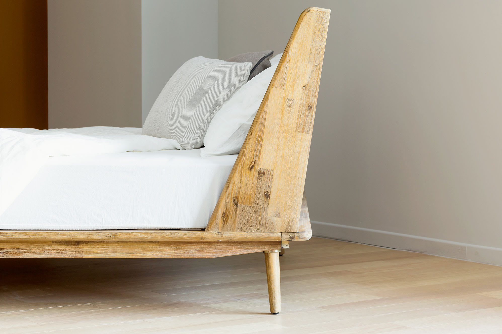 Spot Bed with 2 Spot Bedside Tables 3