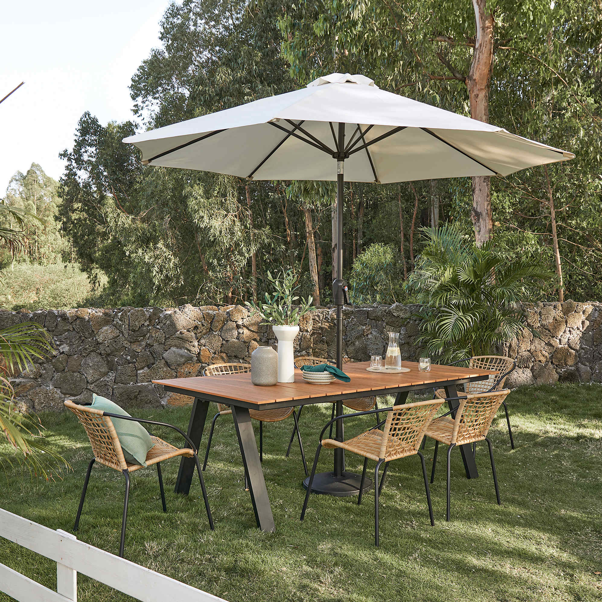 Shade Round Outdoor Umbrella with Base 3