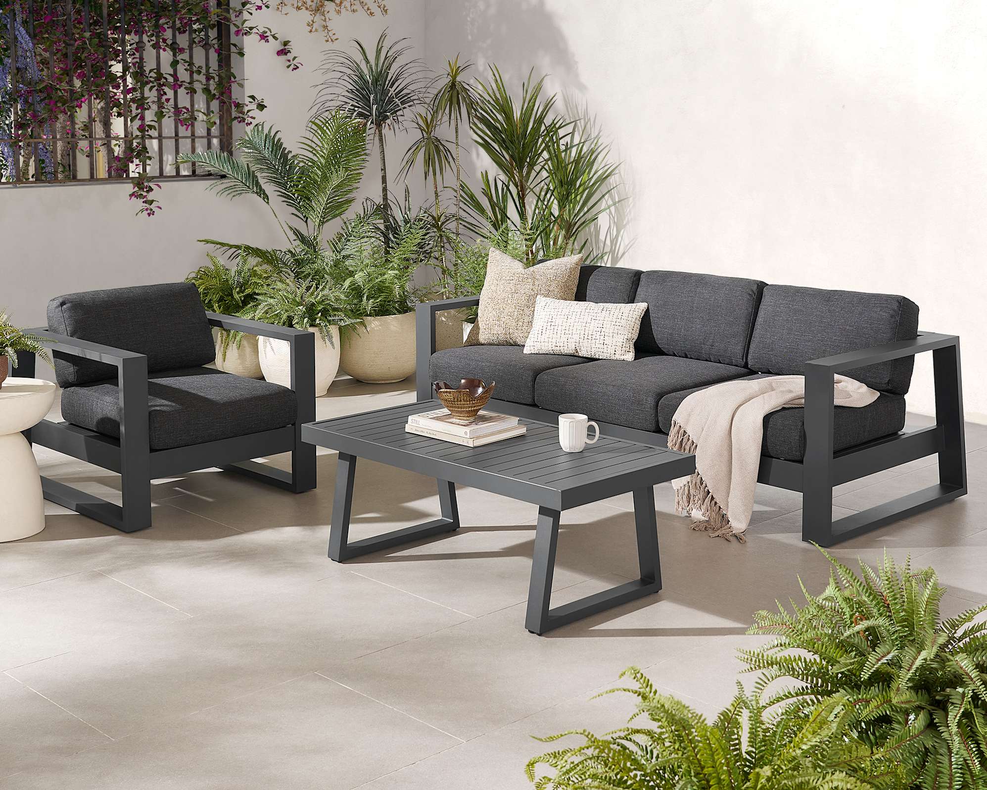 Rio Outdoor Lounge Chair 2
