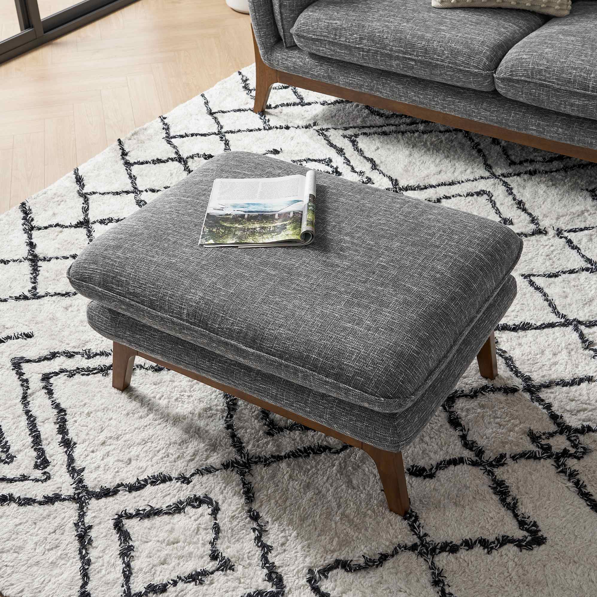 Remi Ottoman, Ebony lifestyle