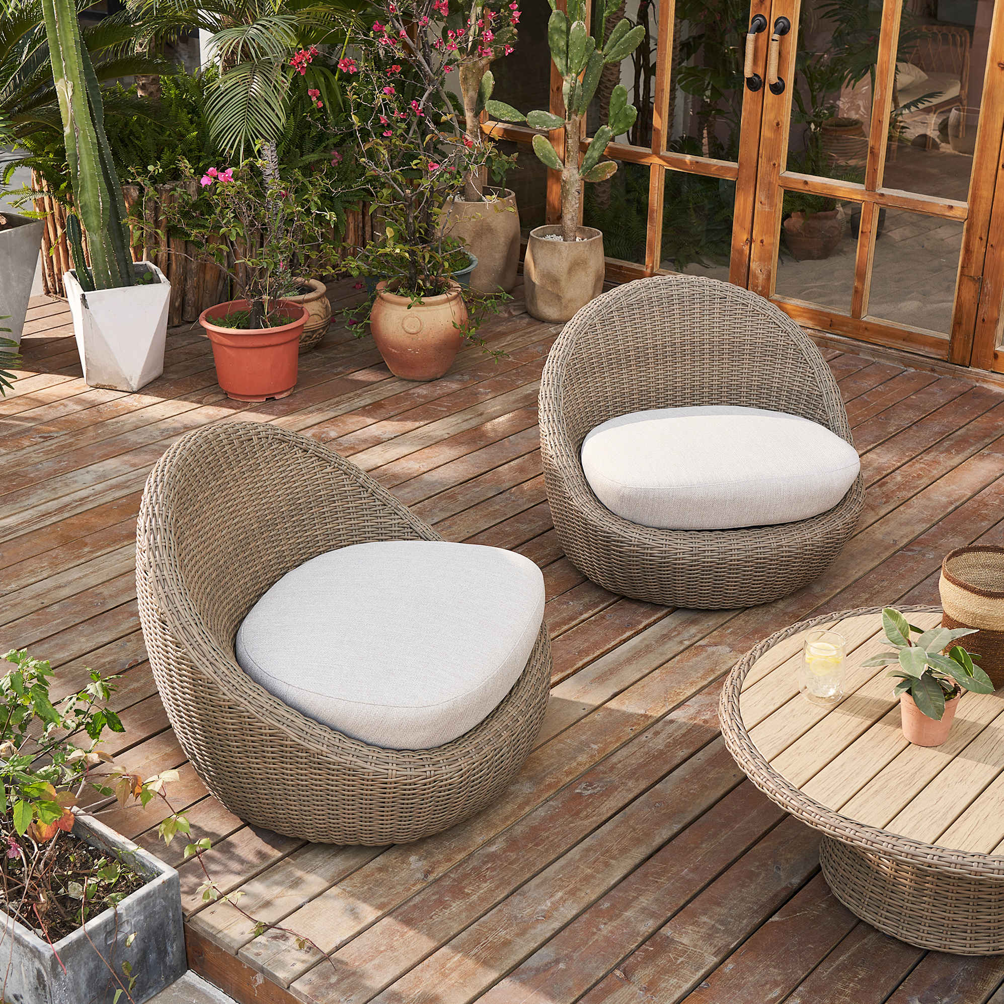 Malta Outdoor Swivel Lounge Chair lifestyle