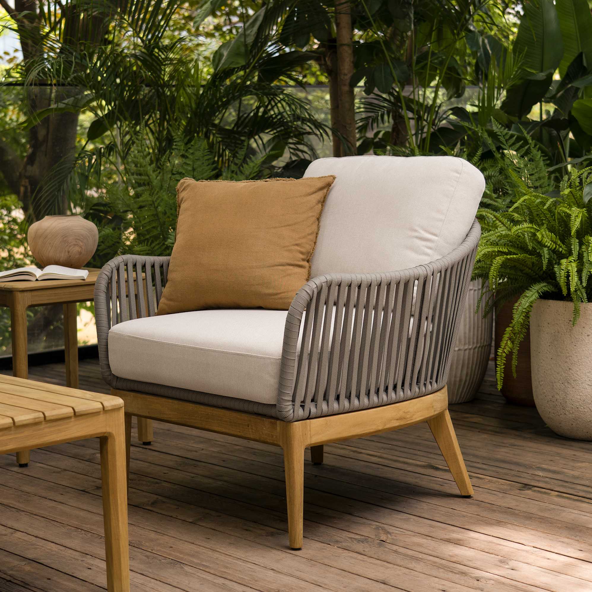 Isla Outdoor Lounge Chair, (Sable) Oat lifestyle